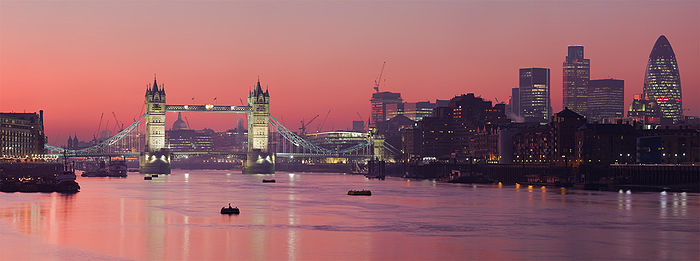 700px-London_Thames_Sunset_panorama_-_Feb_2008